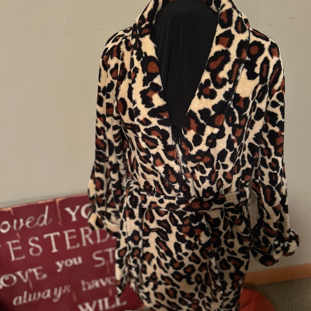 Covington fuzzy leopard robe sz small